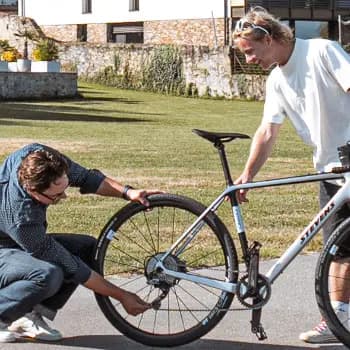 How does the handover of the bike work?